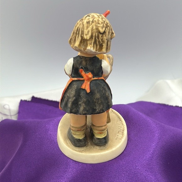 Hummel Figurine No 319 “Doll Bath” 5” TMK4 Baby Stylized Bee - Picture 2 of 6